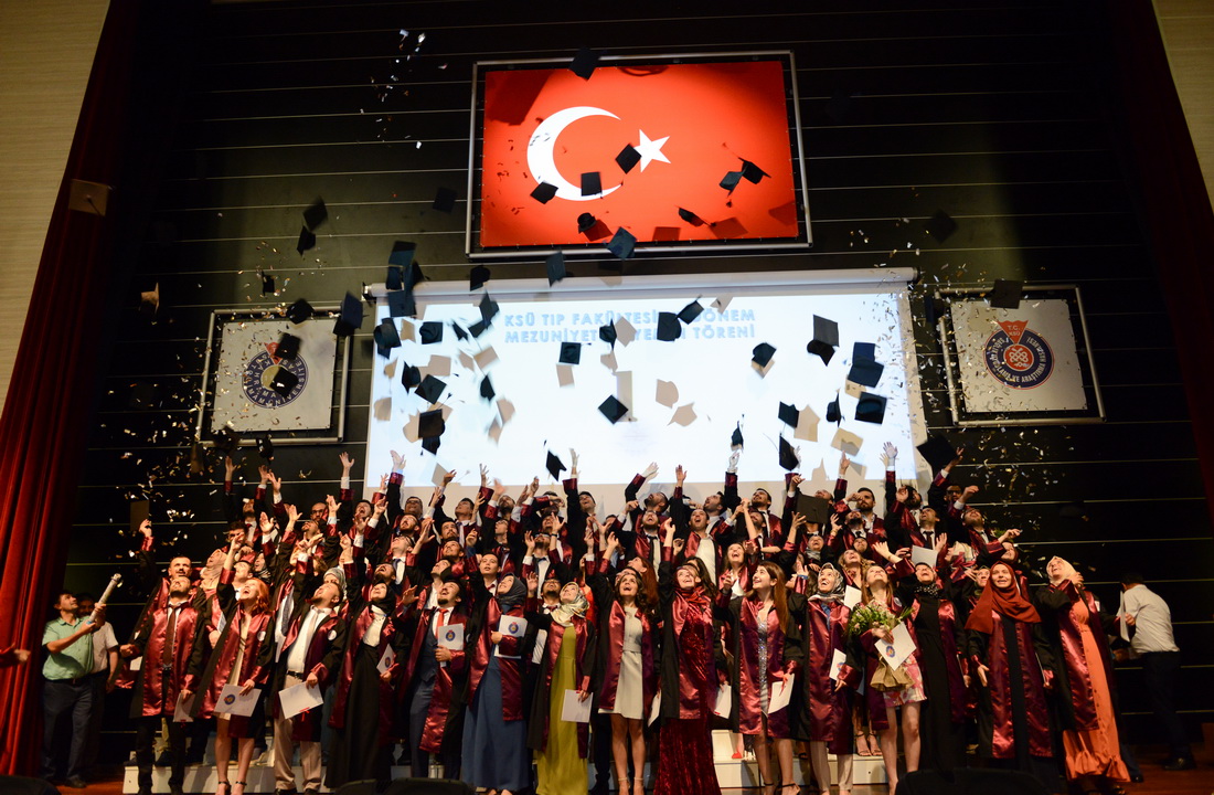 Üniversitemiz Tıp Fakültesi 16. Dönem Mezunları, Doktorluğa İlk Adımlarını Attı
