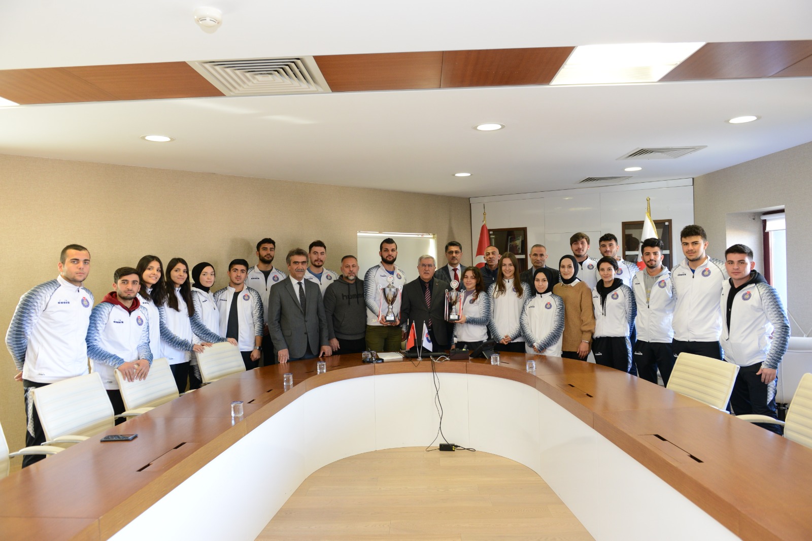 Rektör Can, TÜSF Üniversiteler Voleybol 2. Lig Kadın-Erkek Grup Birinciliği Müsabakalarında Dereceye Giren Üniversitemiz Takımlarını Kabul Etti