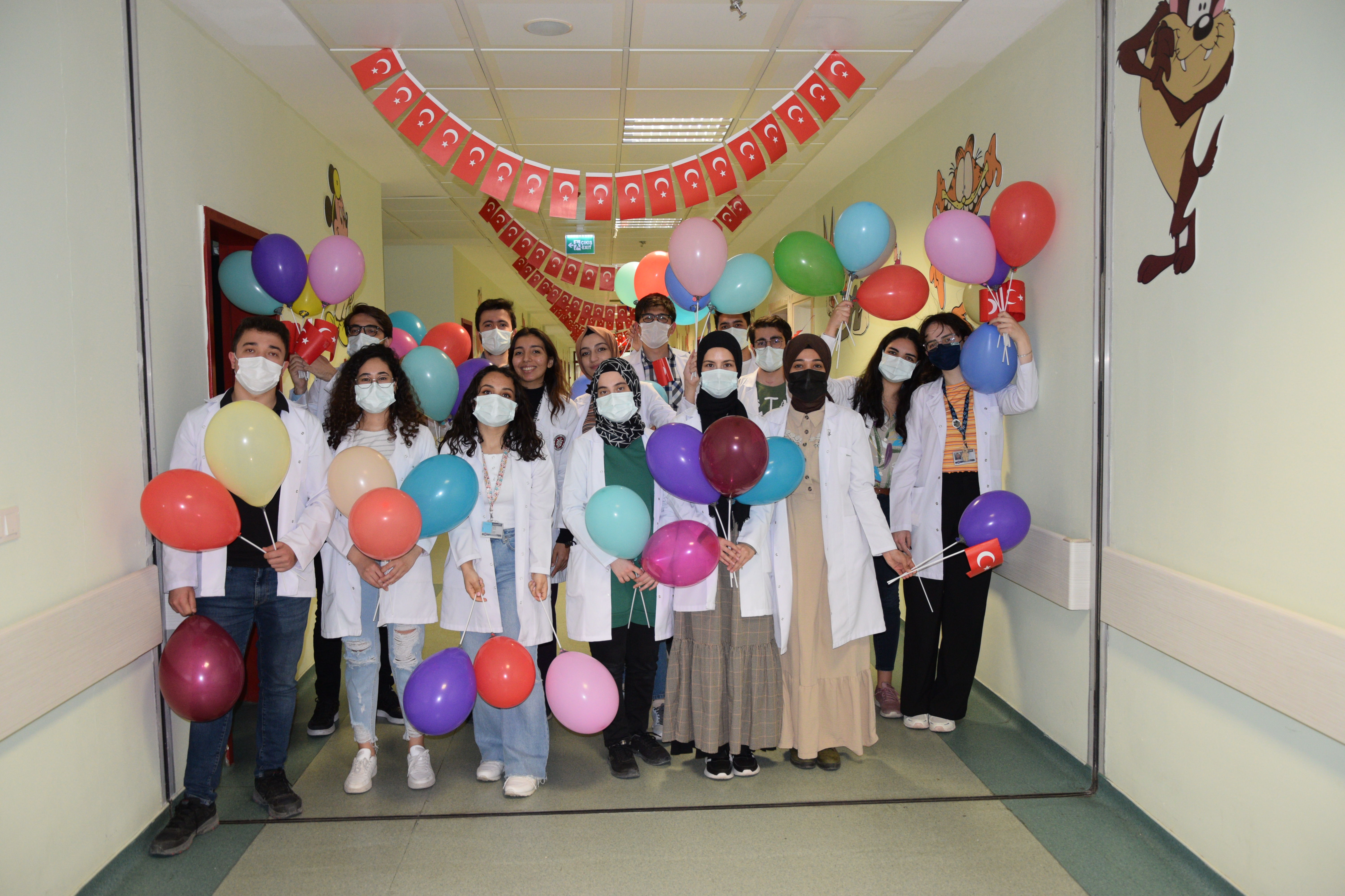 Tıp Fakültesi Öğrencilerinden Üniversitemiz Tıp Fakültesi Hastanesinde Tedavi Gören Çocuklara 23 Nisan Sürprizi