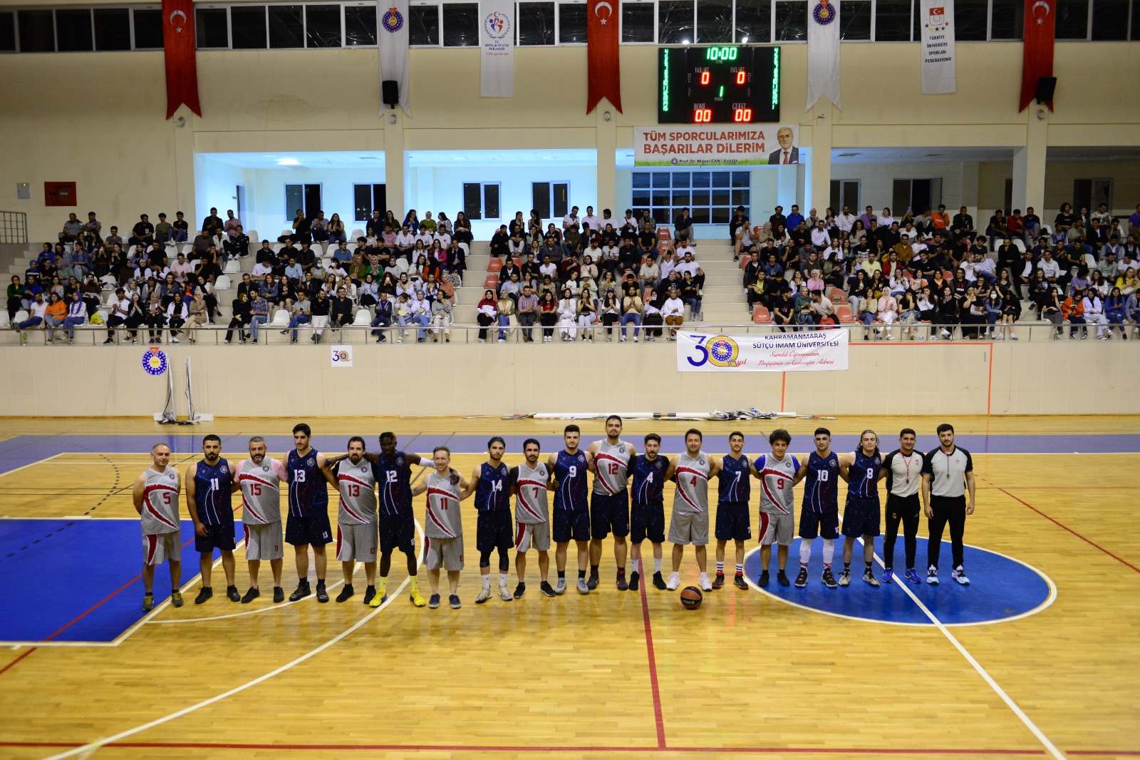 Pinhani Grubu Üniversitemiz Personel ve Öğrencilerinden Oluşan Basketbol Takımıyla Dostluk Maçı Gerçekleştirdi