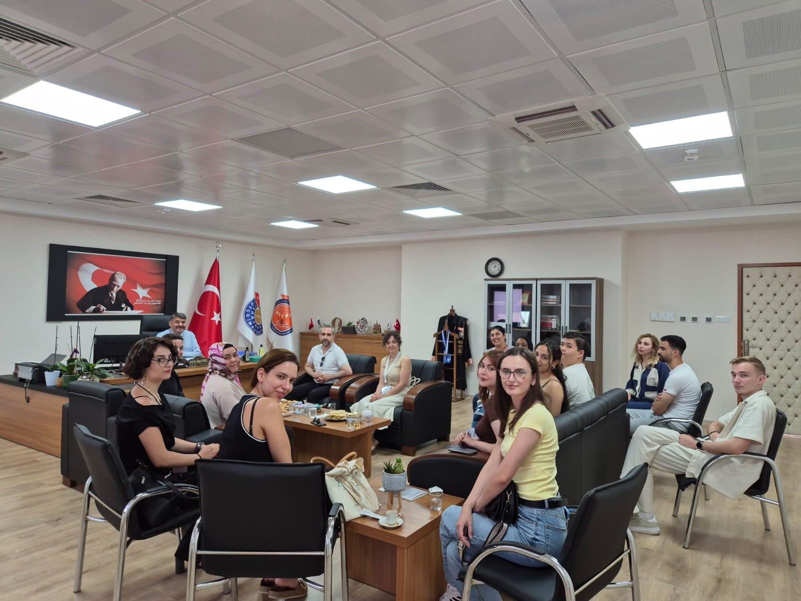  Yunus Emre Enstitüsü Yetkilileri ve Uluslararası Öğrencilerden Müdürümüze Ziyaret