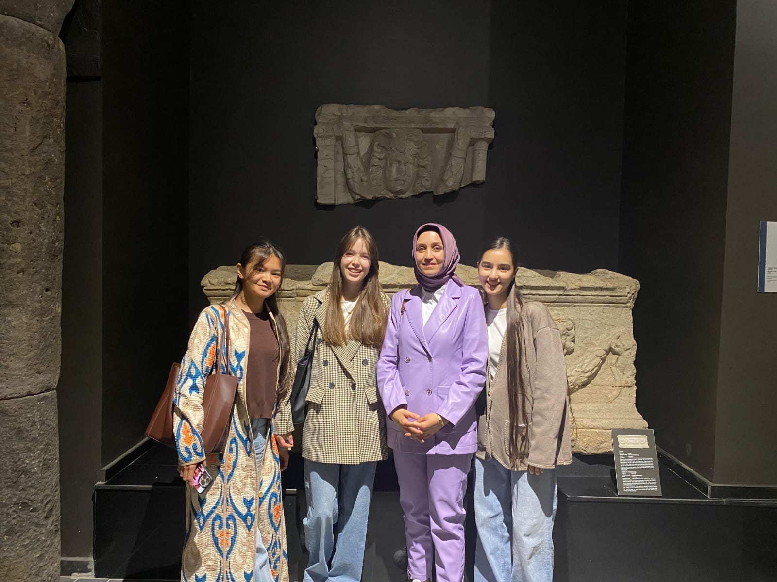 Uluslararası Öğrenciler TÖMER Öğretim Görevlisi Bilge DOĞAN koordinatörlüğünde Müze, Germanicia Antik Kenti ve Kapalıçarşıya Kültürel Gezi Gerçekleştirdi