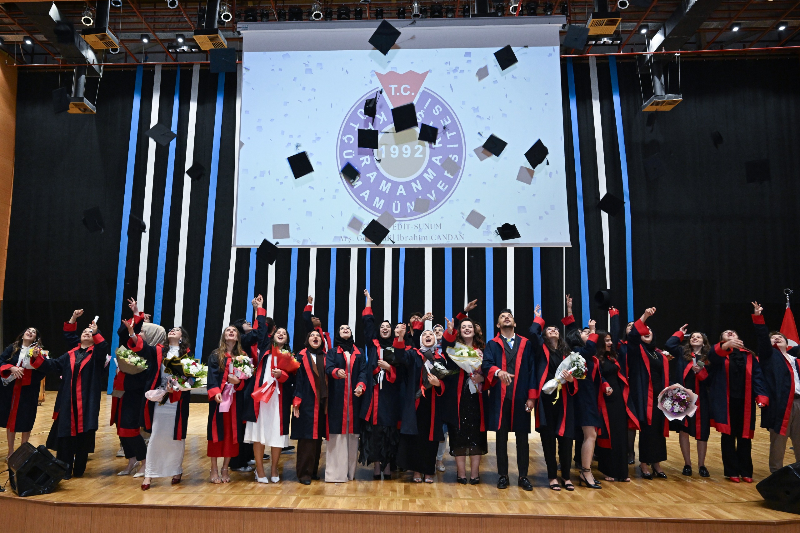 Güzel Sanatlar Fakültesinde Mezuniyet Coşkusu