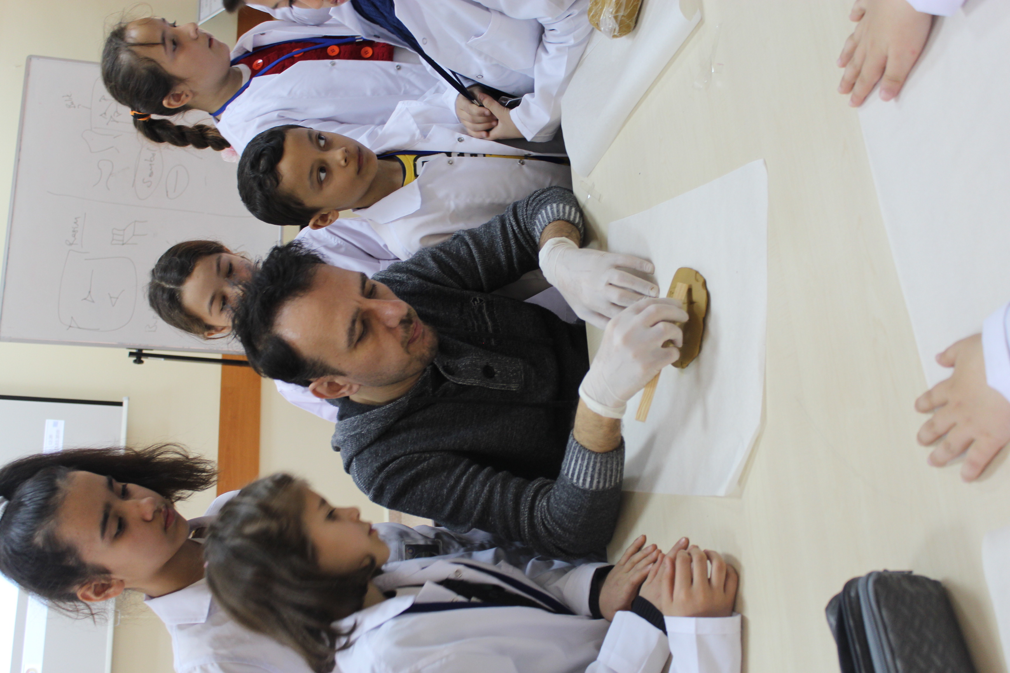 Kahramanmaraş Sütçü İmam Üniversitesi Çocuk Eğitimi Uygulama ve Araştırma Merkezi Eğitim-Öğretim Faaliyetleri Eski Toplum Dilleri-Uygulamalı Tablet Yazımı 