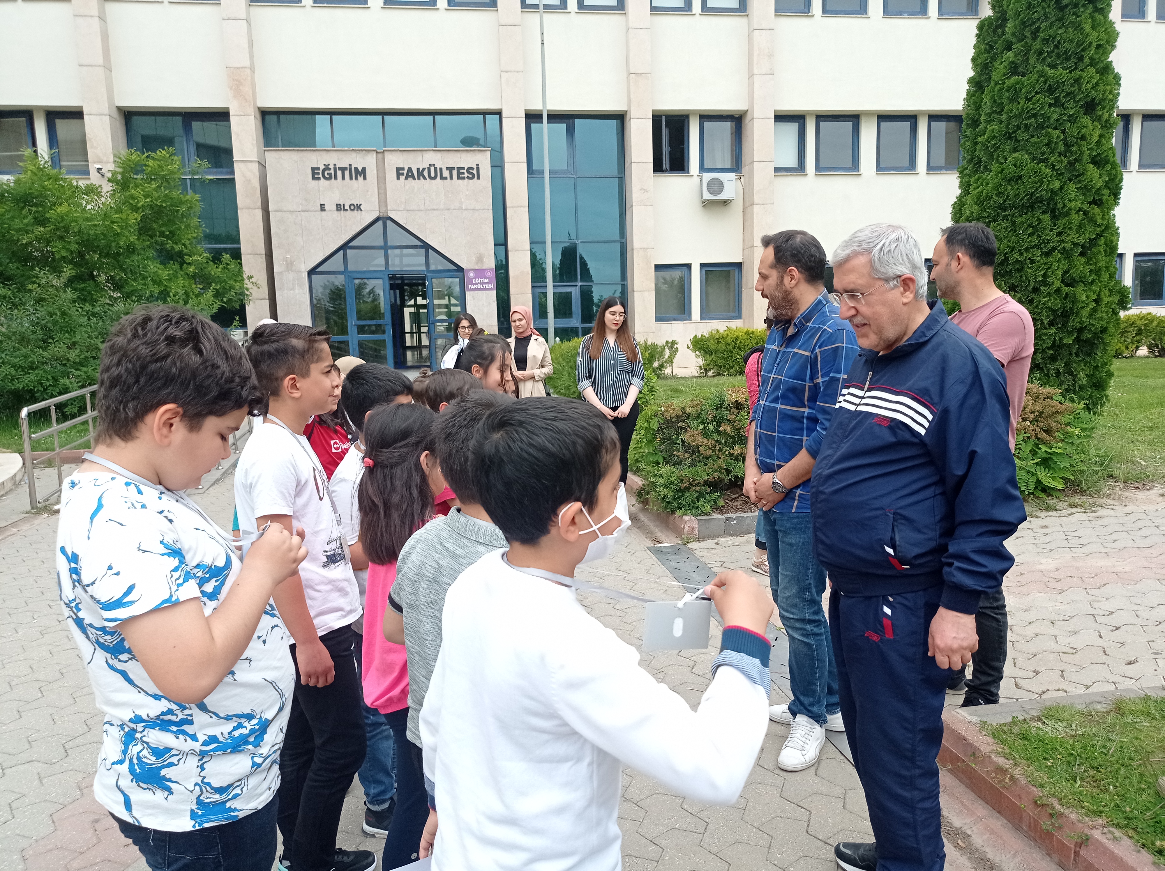 KSÜ Çocuk Eğitimi Uygulama ve Araştırma Merkezi Rektör Prof. Dr. Niyazi CAN ve Çocuk Üniversitesi Öğrencileri  14.05.2022