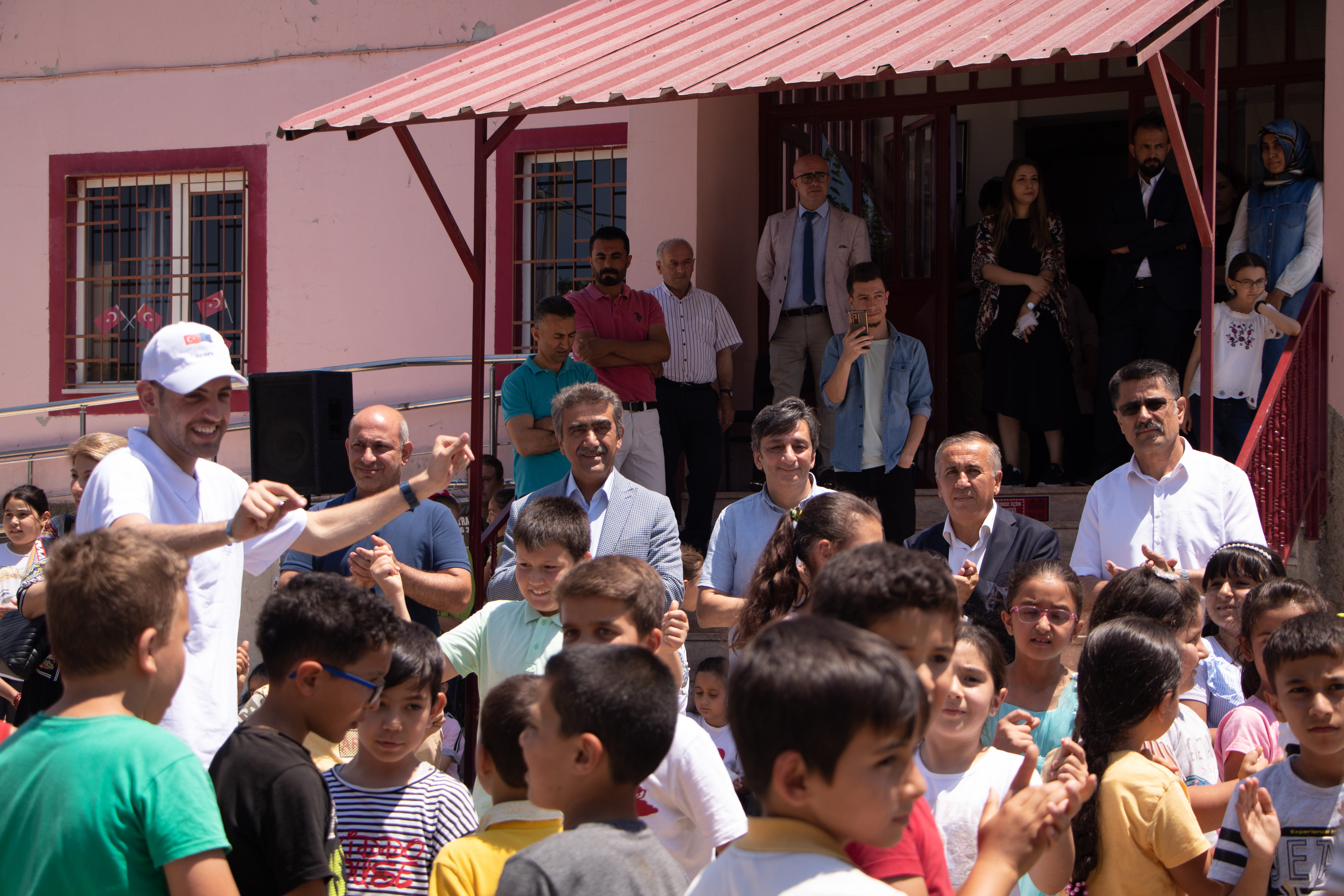 Üniversitemiz Ortadoğu Öğrenci Topluluğu ve Gösteri Sanatları Topluluğu Spark işbirliği ile Köy İlkokulu Ziyaretlerinde minik öğrenciler ile bir araya geldi.