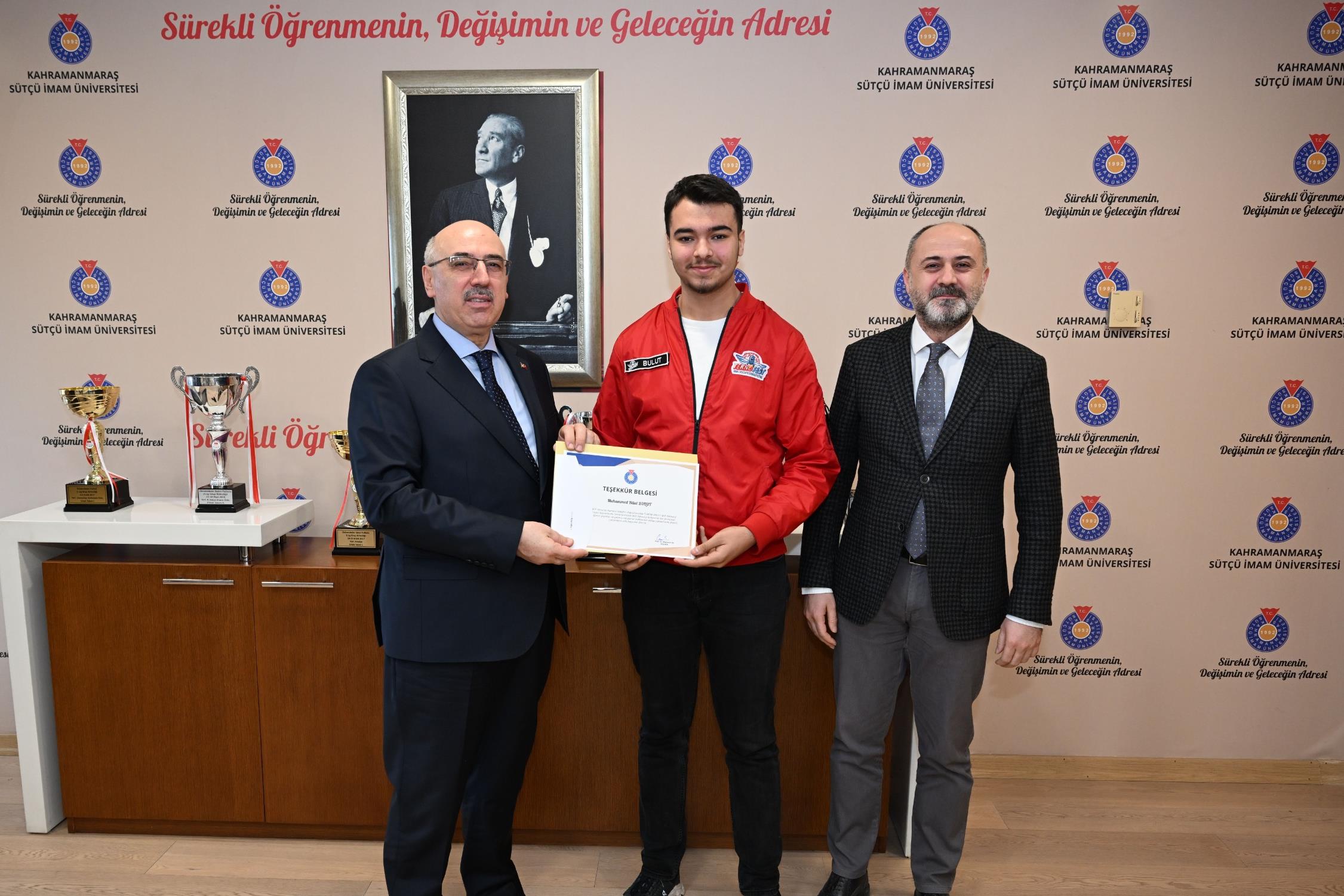 KSÜ’de Milli Teknoloji Atölyesi Ekibine Belge Takdimi Yapıldı