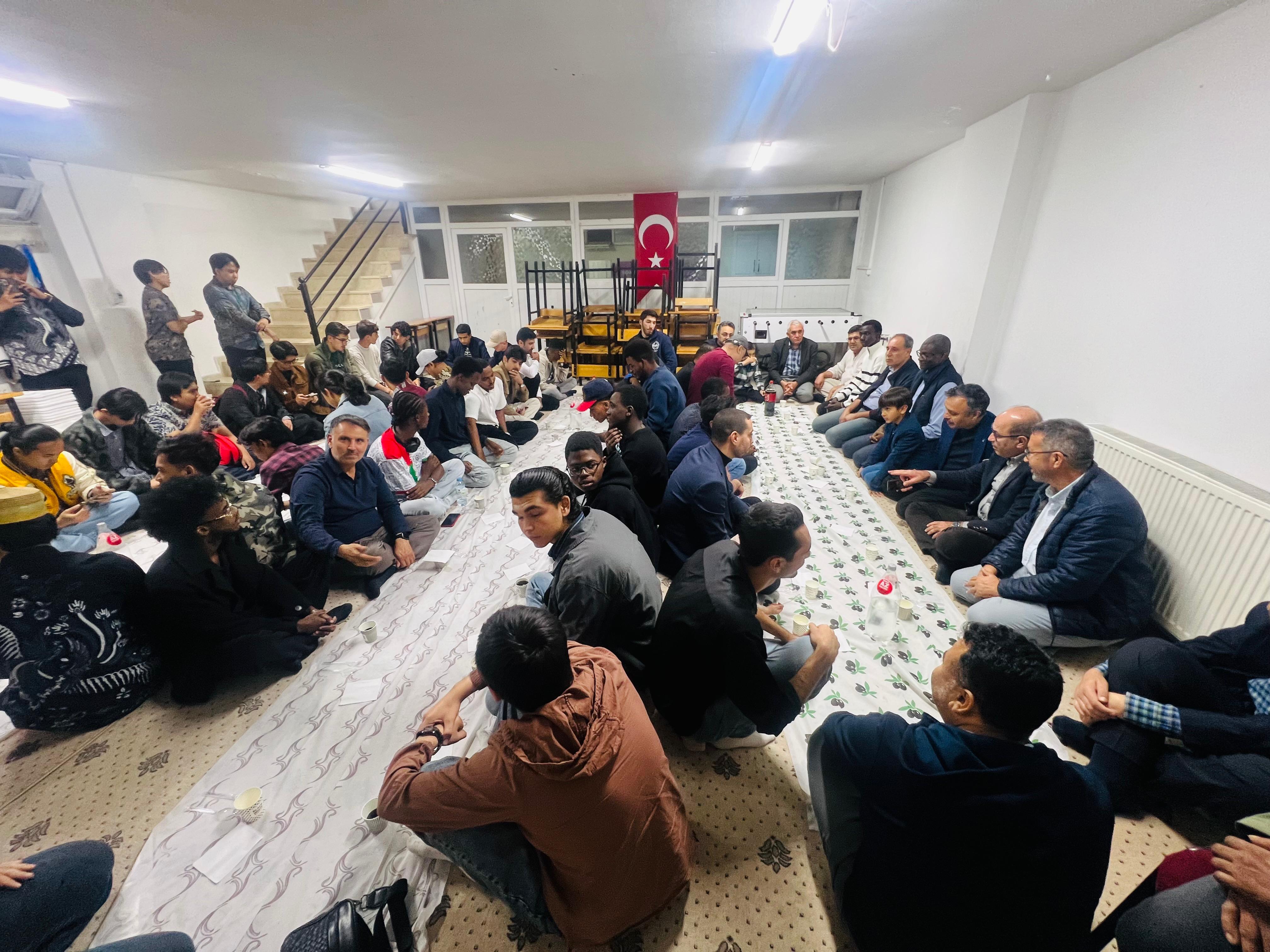 KSÜ TÖMER, Yedikıta Uluslararası Öğrenci Derneği’nin ev sahipliğinde düzenlenen Endonezya Ülke Tanıtım Günleri kapsamında gerçekleştirilen yemek davetine katıldı.