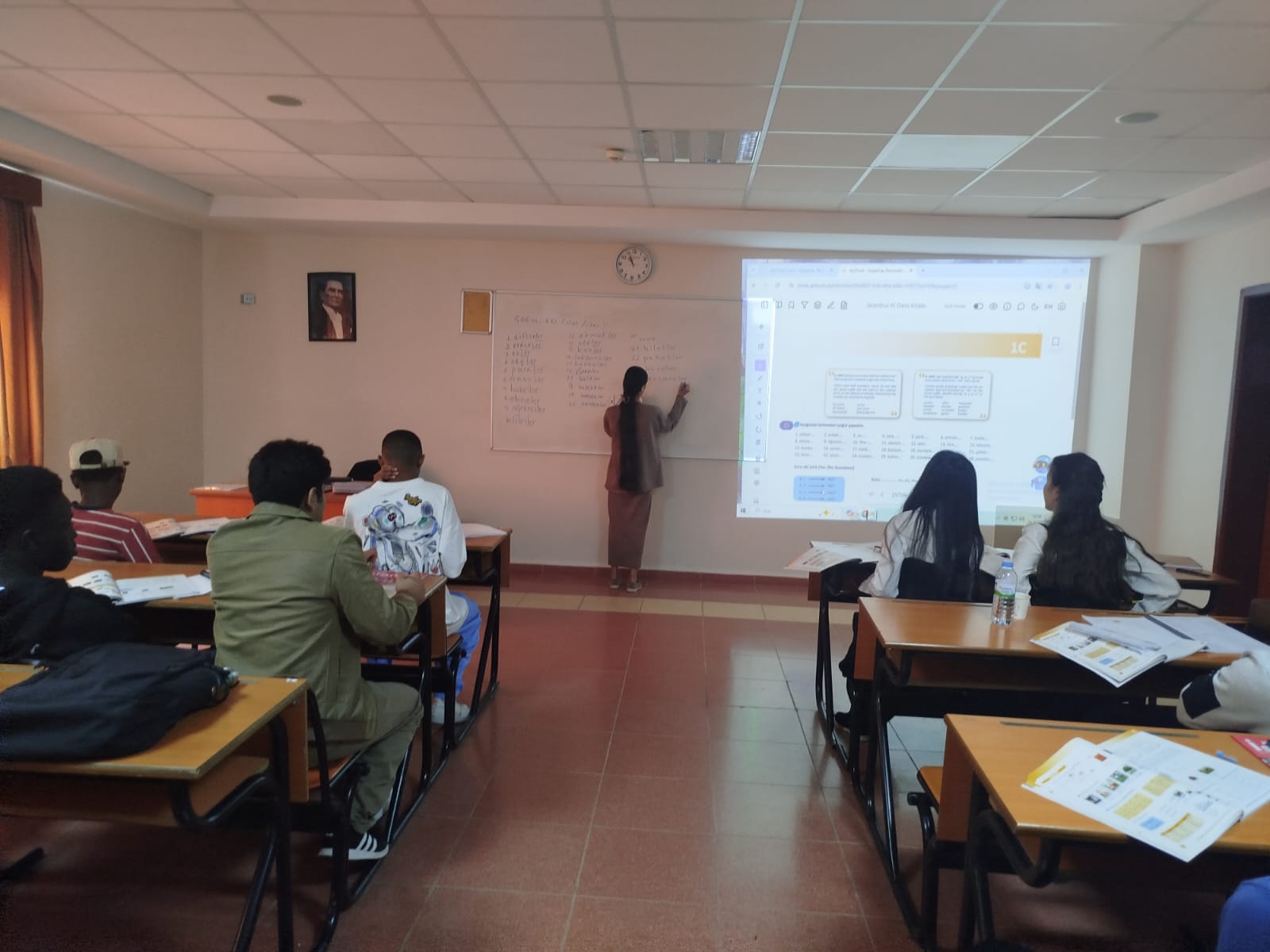 Öğrencilerimiz birinci haftanın başarıyla geçmesini tatlı yiyerek kutladılar.