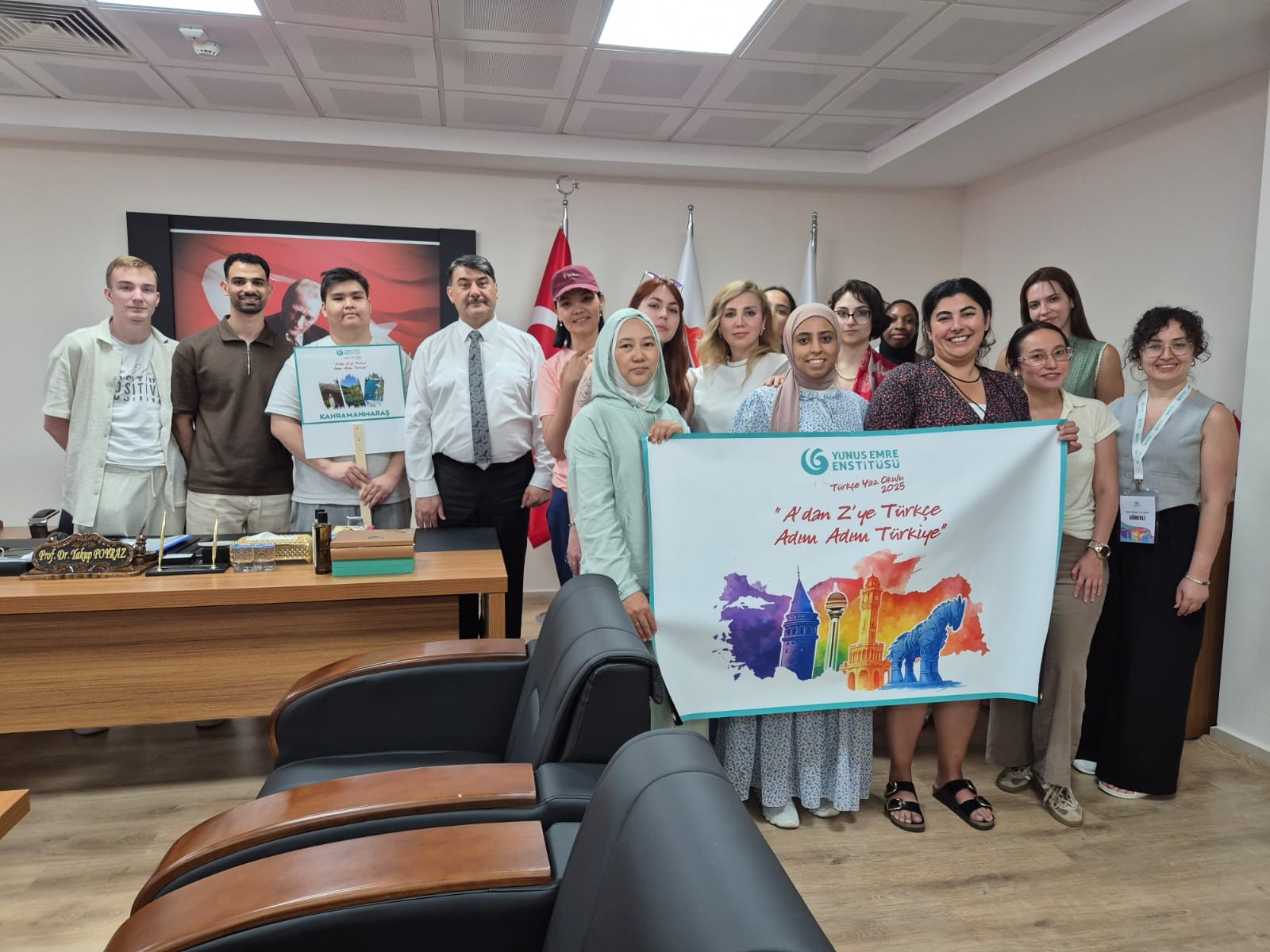  - Yunus Emre Enstitüsü Yaz Okulu Öğrencileri Merkezimiz Müdürü Prof.Dr. Yakup POYRAZ'I Makamında Ziyaret Ettiler.