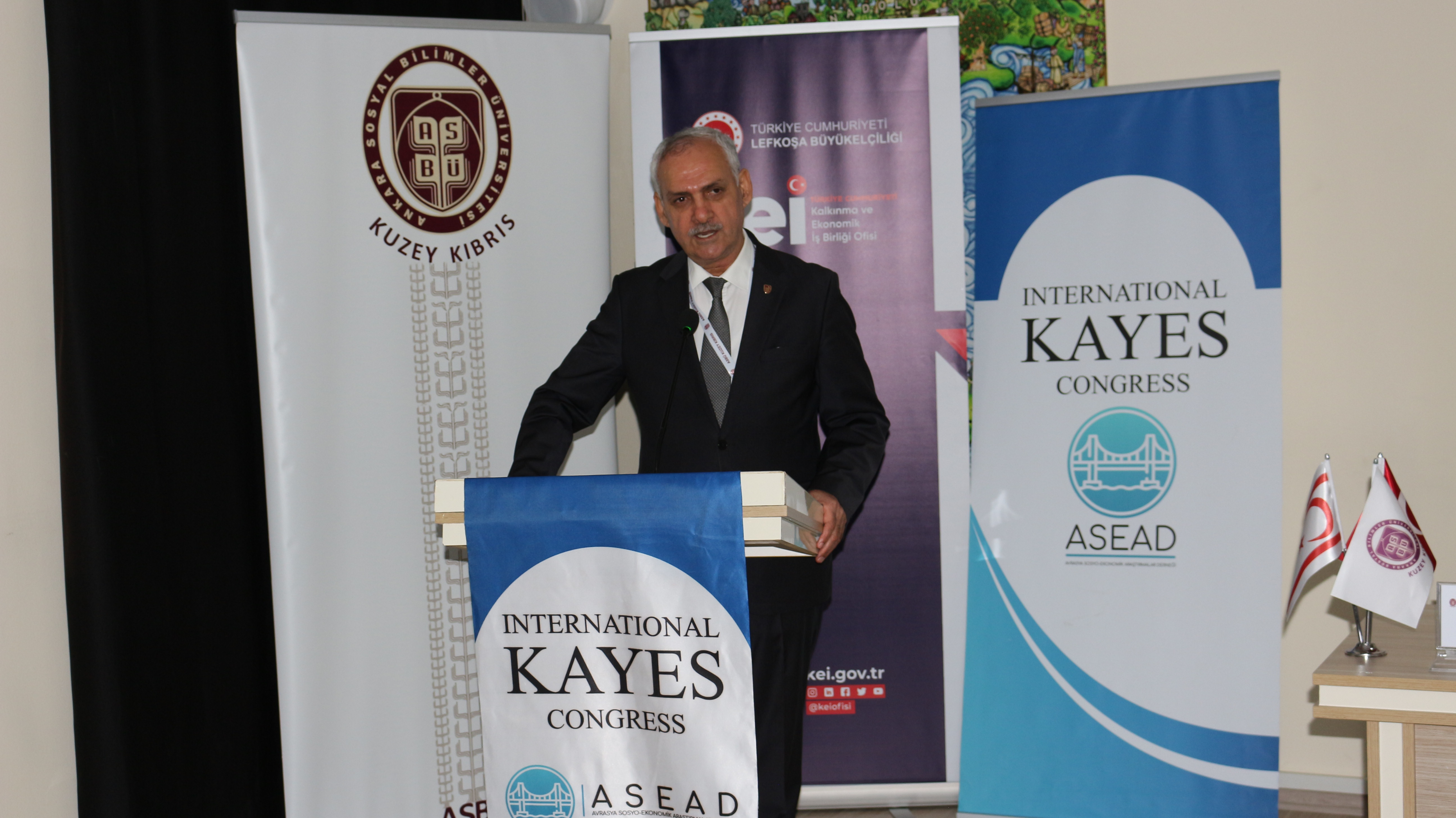 ASBÜ Kuzey Kıbrıs Yerleşkesi Rektörü Prof. Dr. Enver ARPA Kongre Açılış Konuşmasını Yaparken